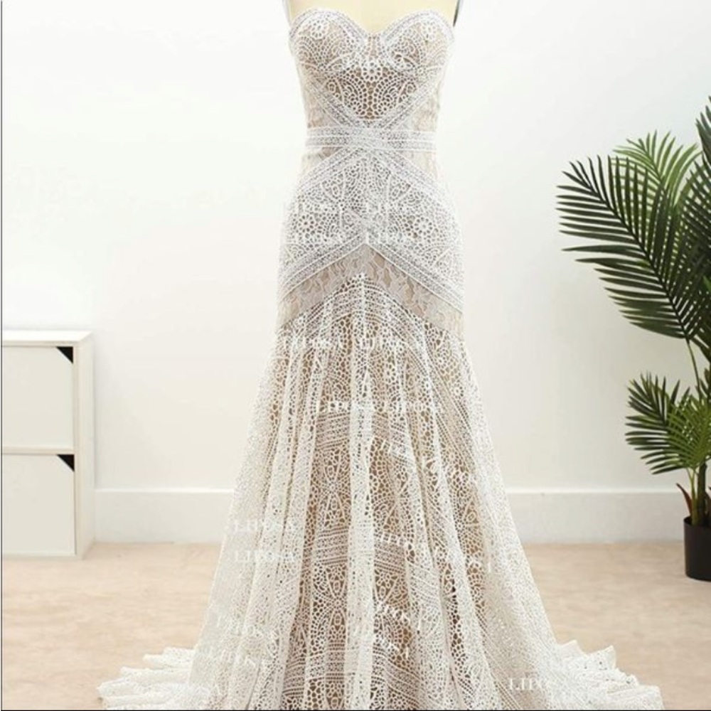 Wedding dress with cuffs